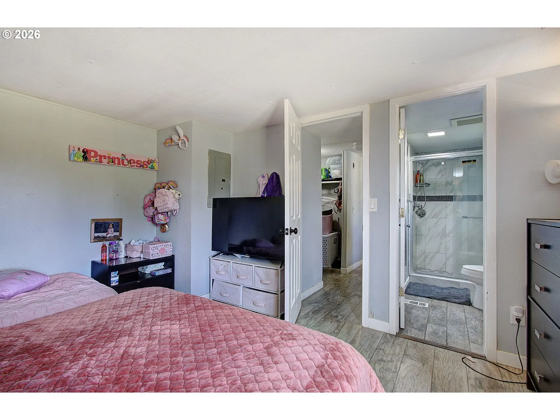 Bedroom, Primary