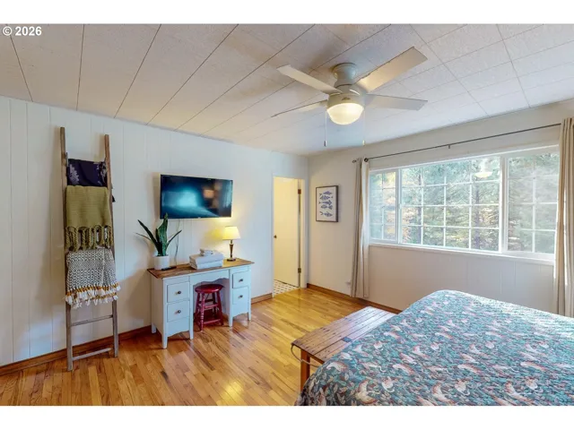 Primary Bedroom-Attached Bathroom