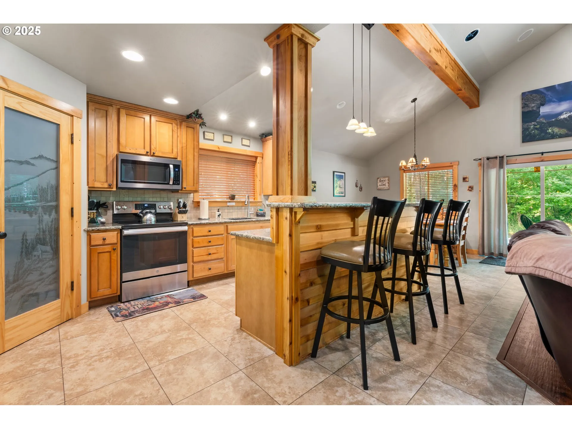 Kitchen-Breakfast Bar