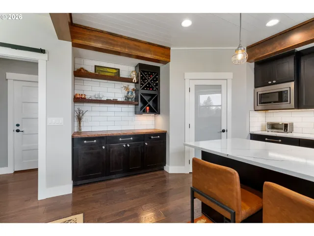 Kitchen-Breakfast Bar
