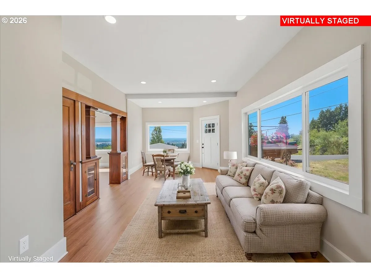 Living Room/Entrance