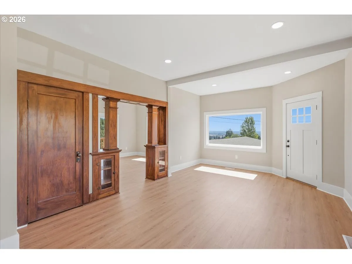 Living Room/Entrance