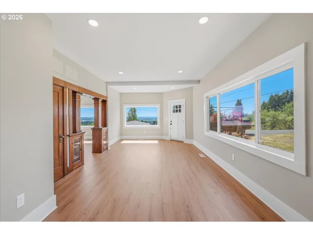 Living Room/Entrance