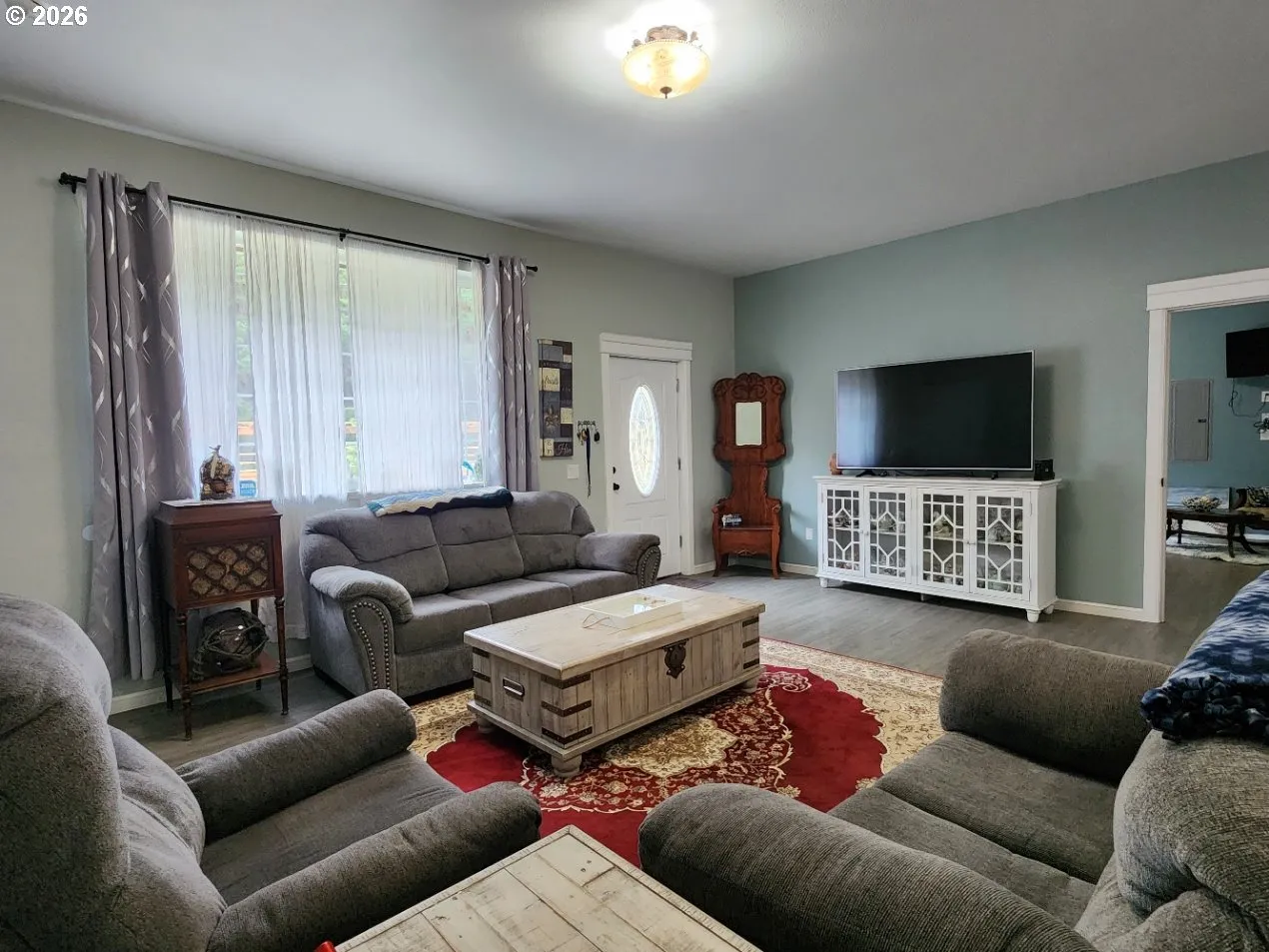 Living Room/Entrance
