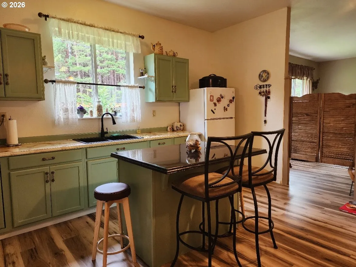Kitchen-Breakfast Bar