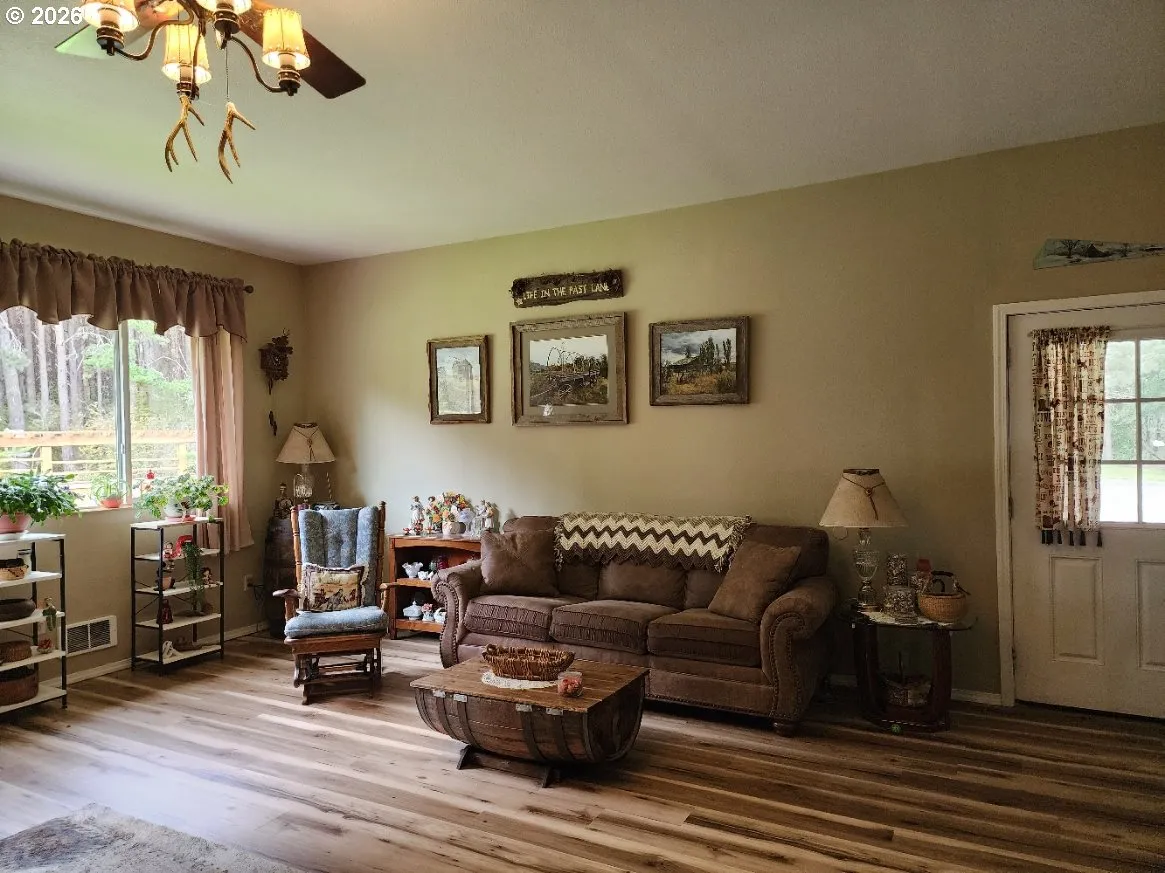 Living Room/Entrance
