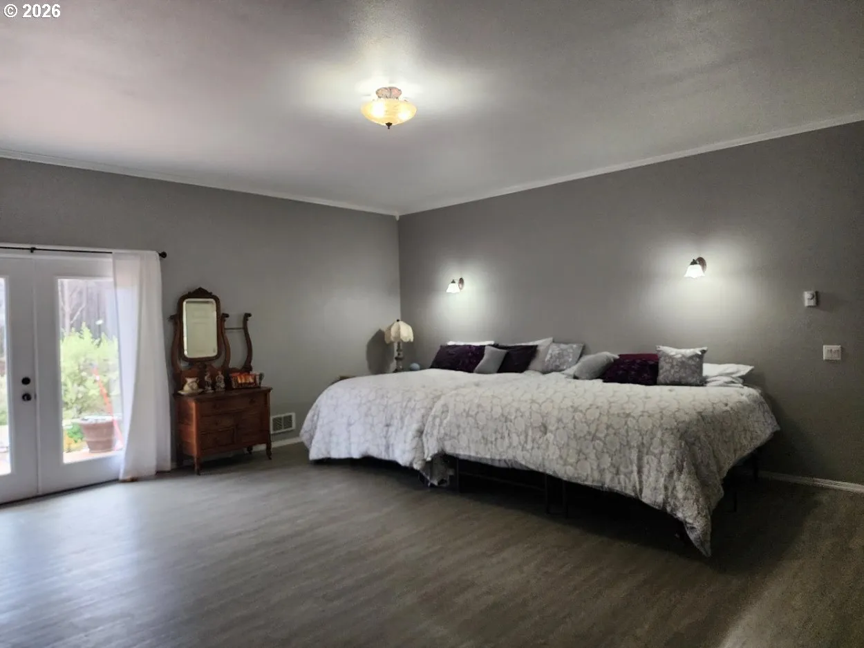 Bedroom, Owner's Suite-Main