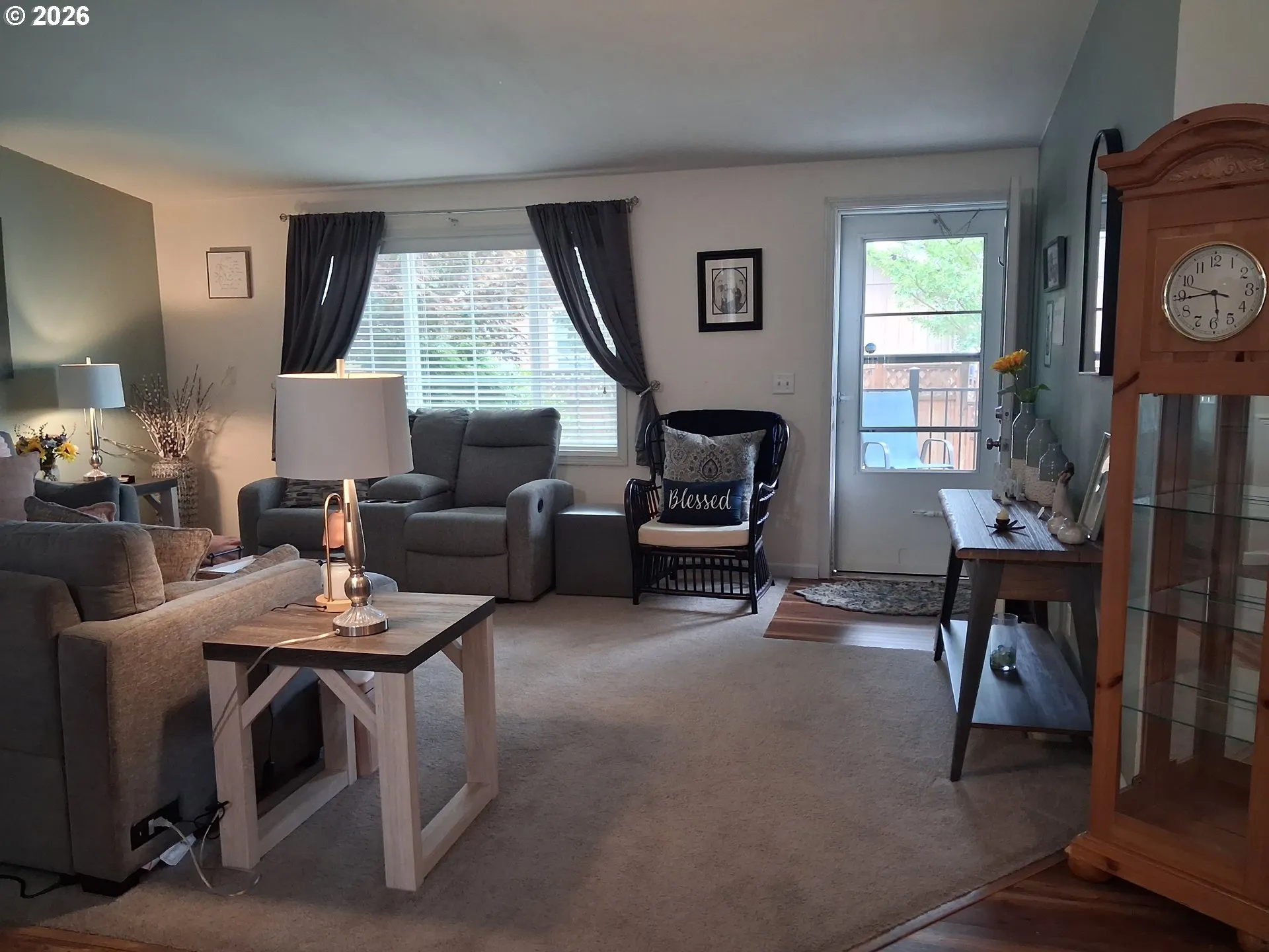 Living Room/Entrance