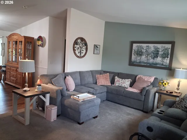Living Room/Entrance