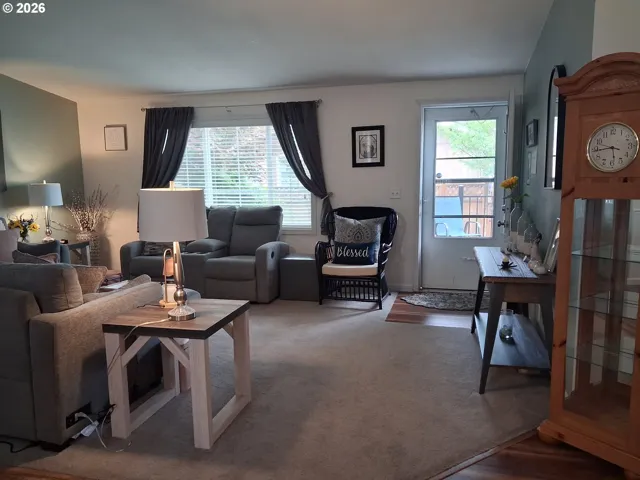 Living Room/Entrance