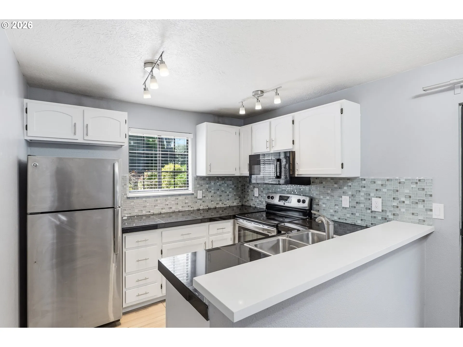Kitchen-Breakfast Bar
