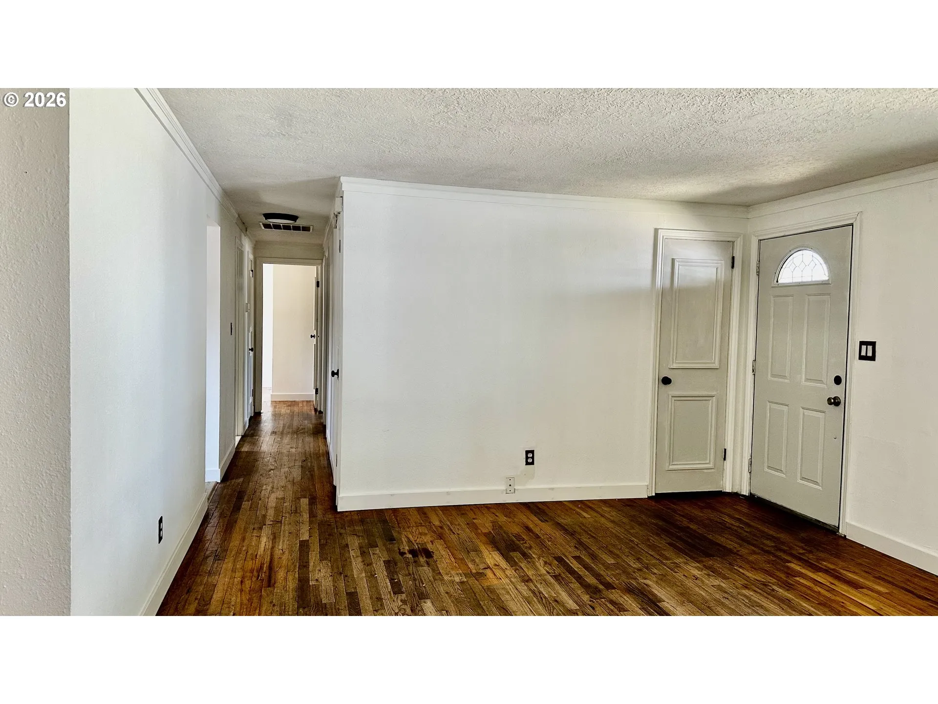 Living Room/Entrance