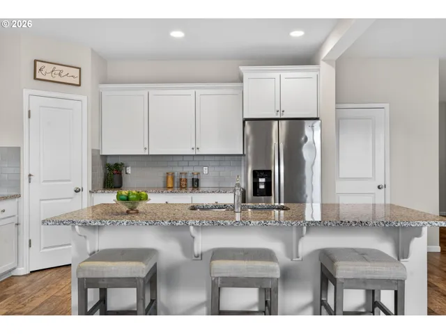 Kitchen-Breakfast Bar