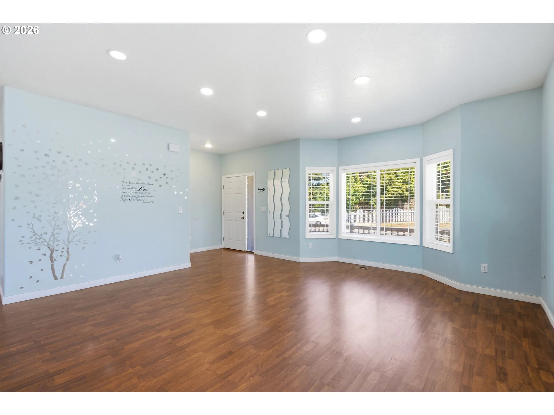 Living Room/Entrance
