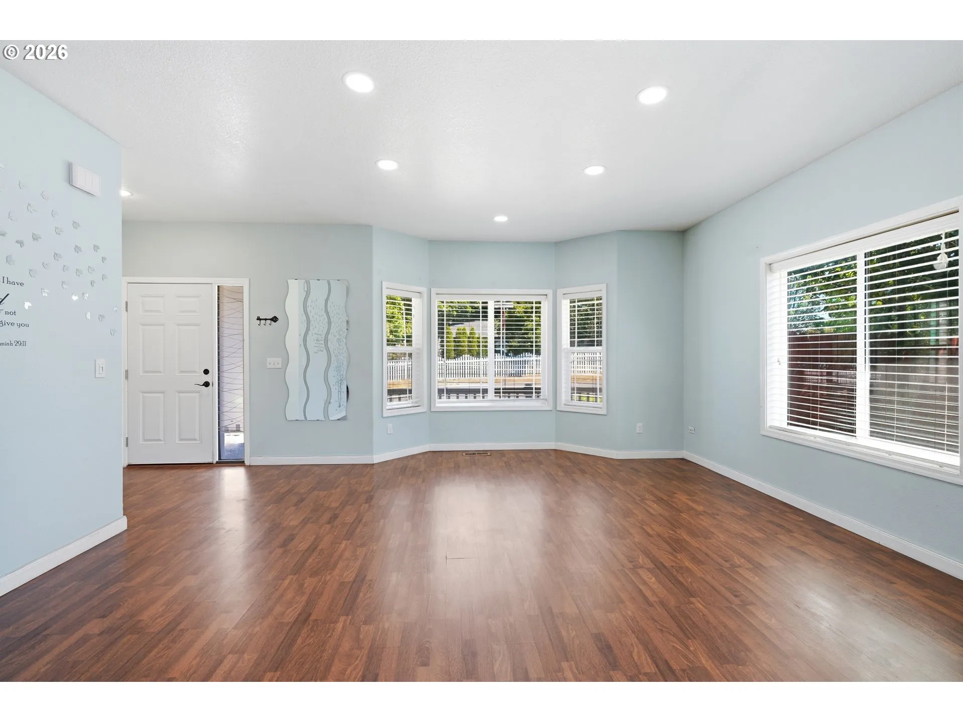 Living Room/Entrance