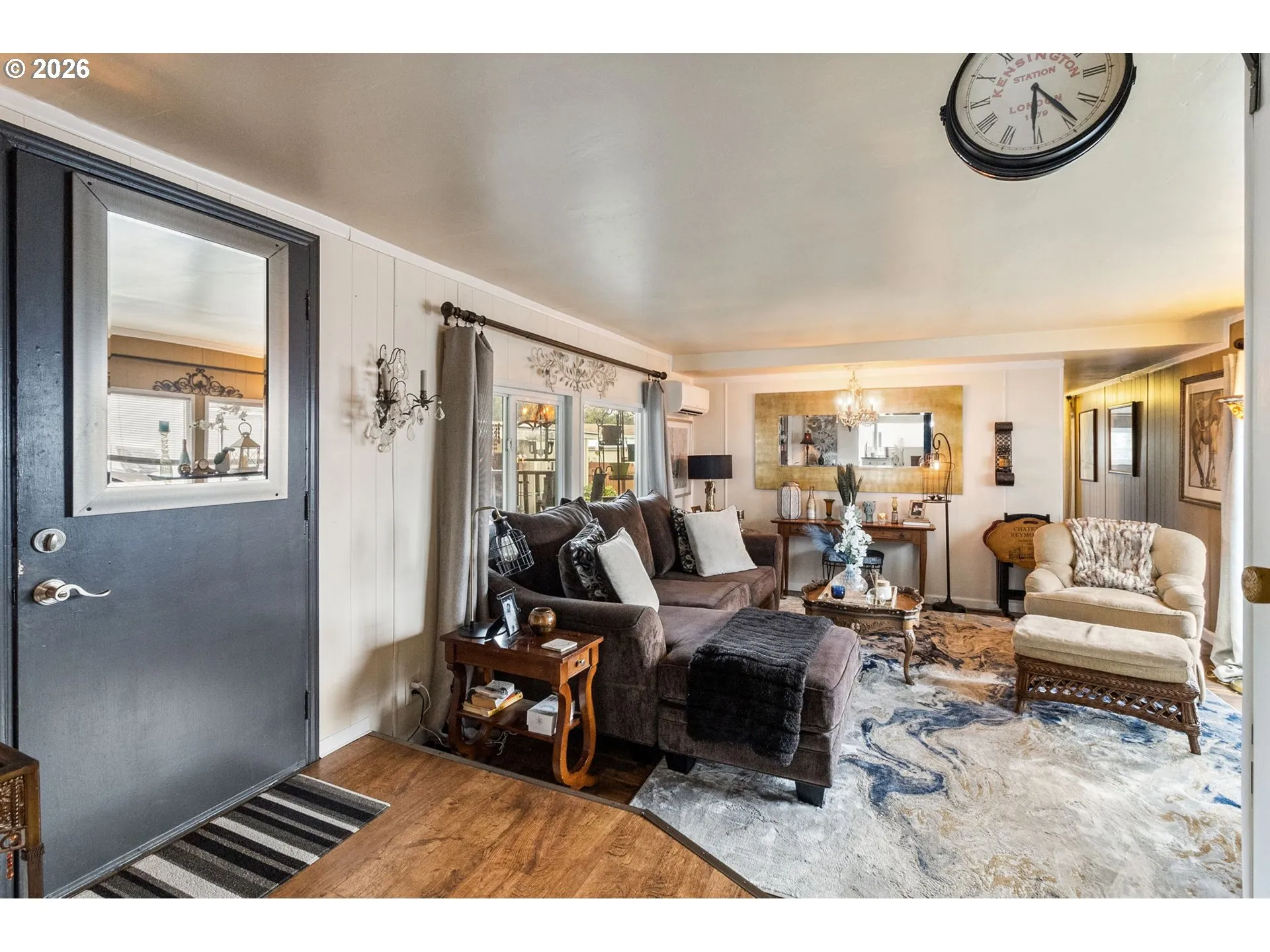 Living Room/Entrance