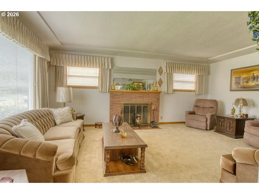 Living Room-Fireplace