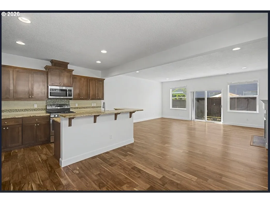 Kitchen-Breakfast Bar