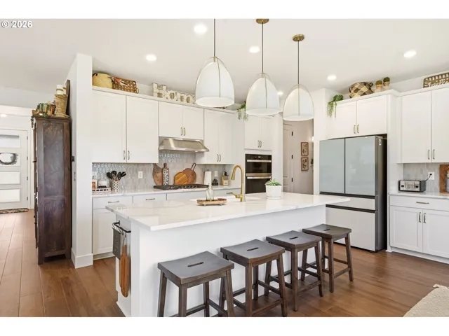 Kitchen-Breakfast Bar