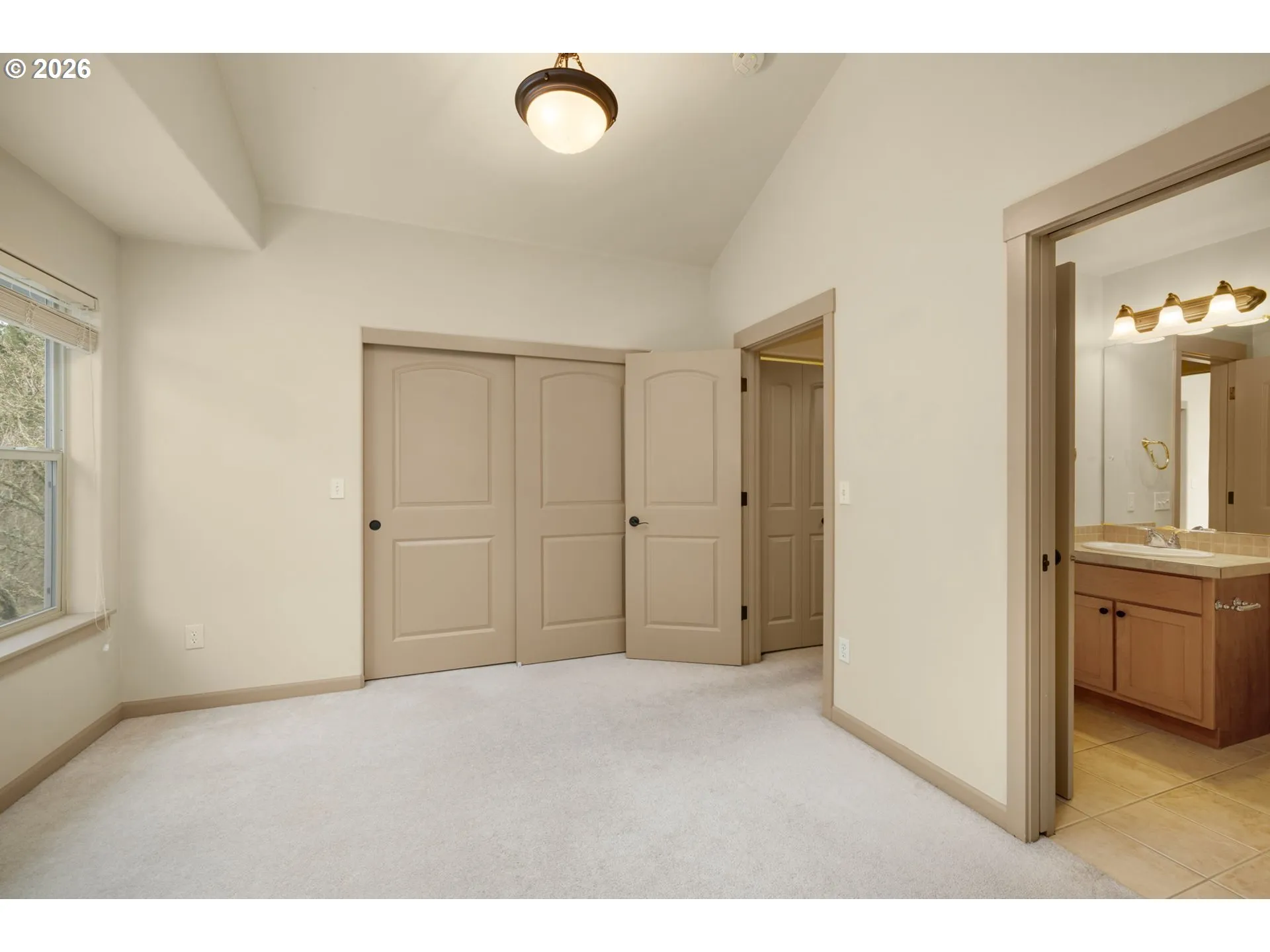 Bedroom-Full Bathroom