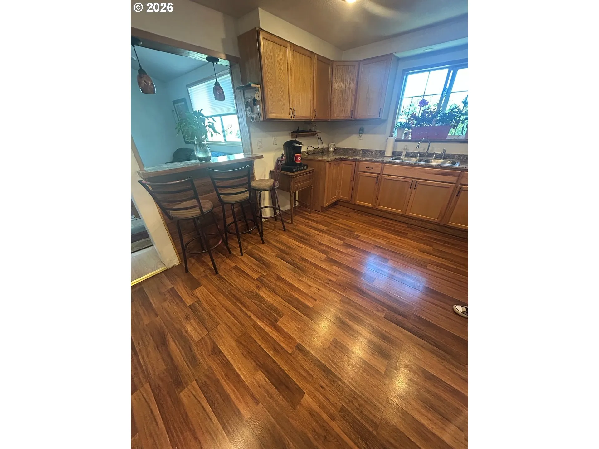 Kitchen-Breakfast Bar