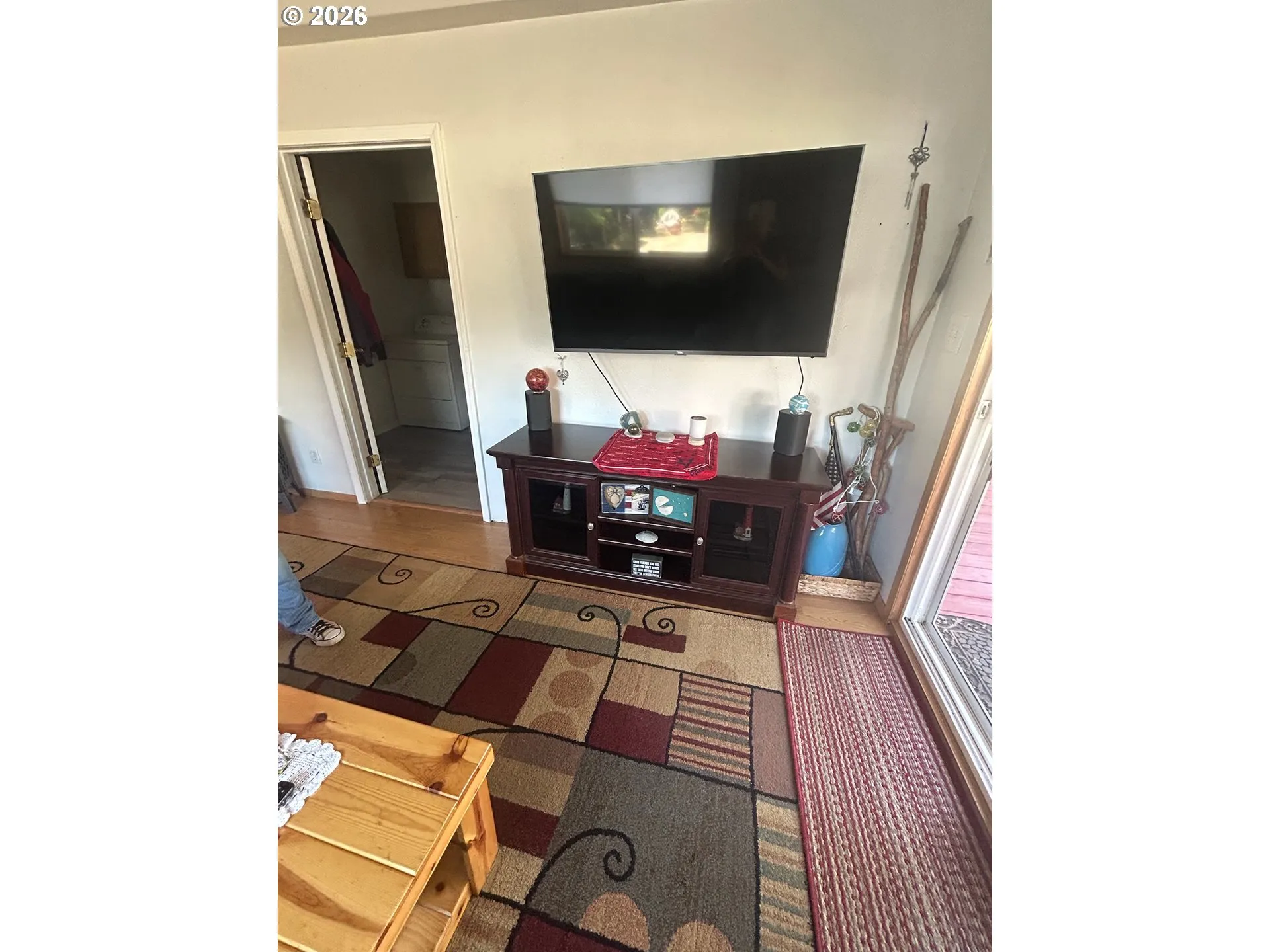 Living Room/Entrance