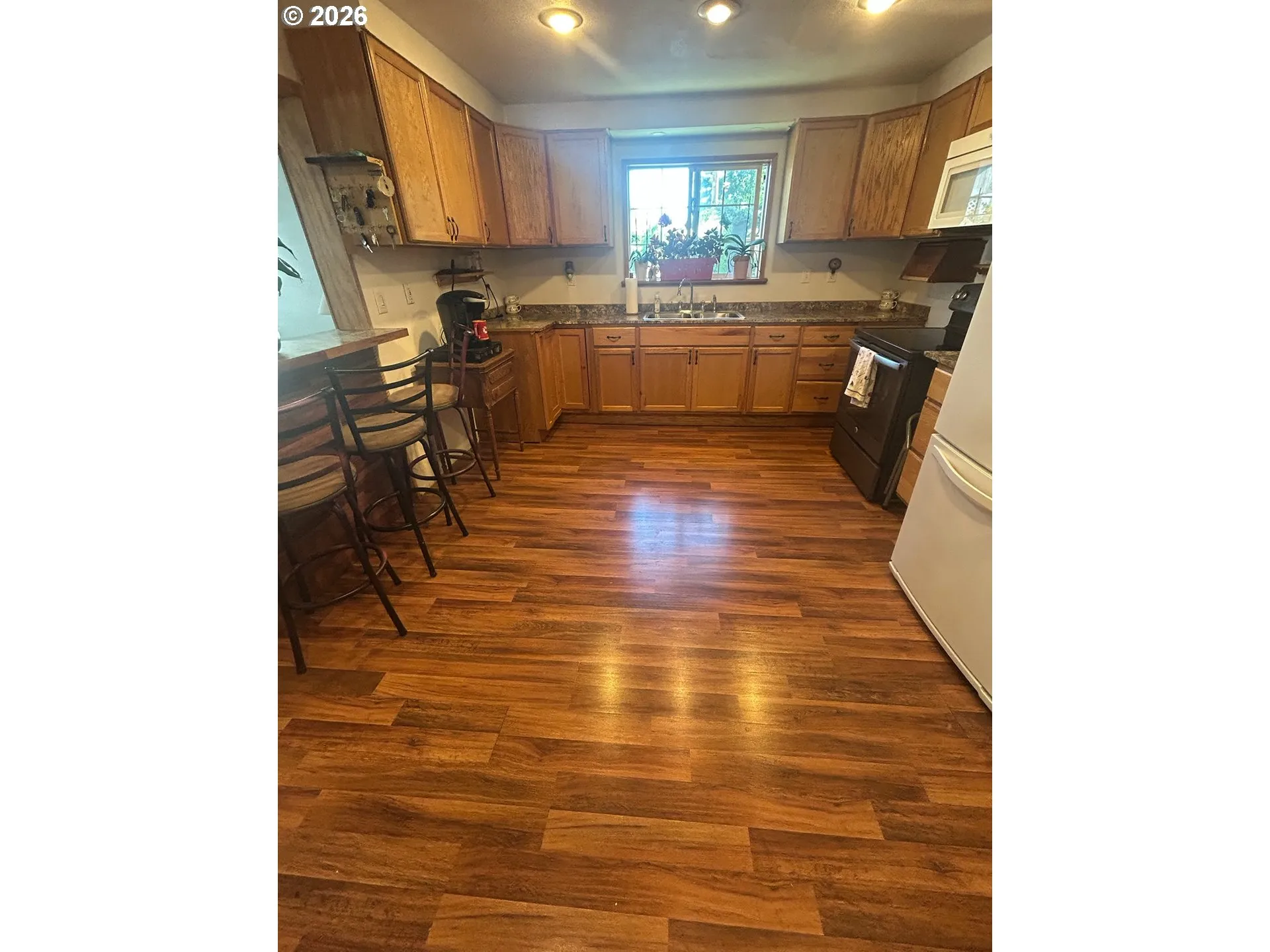 Kitchen-Breakfast Bar