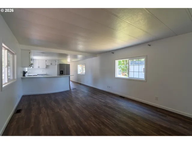 Living Room/Entrance