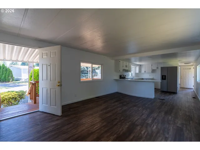 Living Room/Entrance