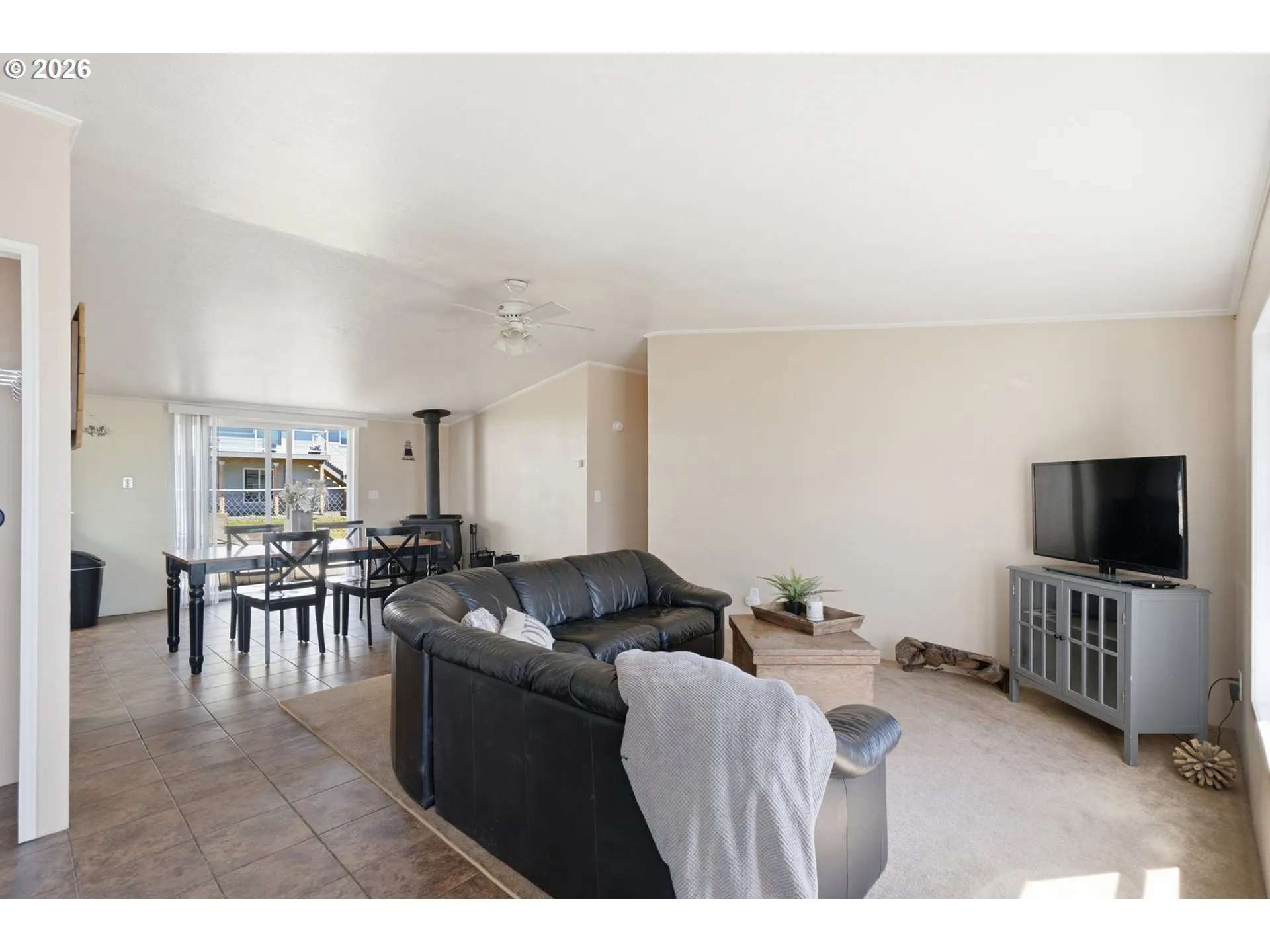 Living Room/Entrance
