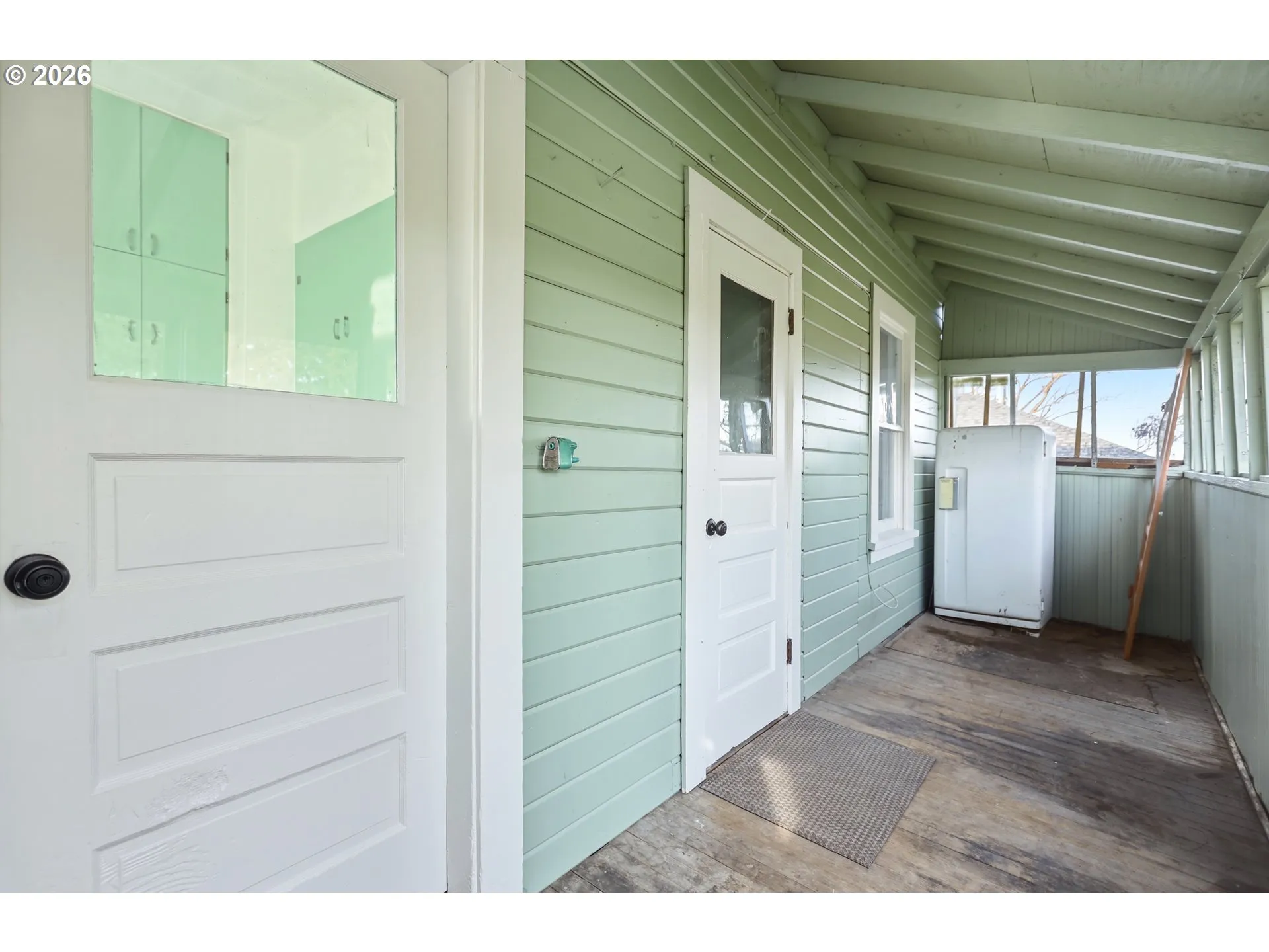 Porch, Screened in