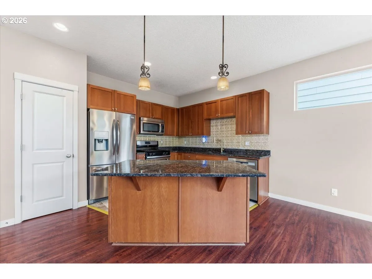 Kitchen-Breakfast Bar