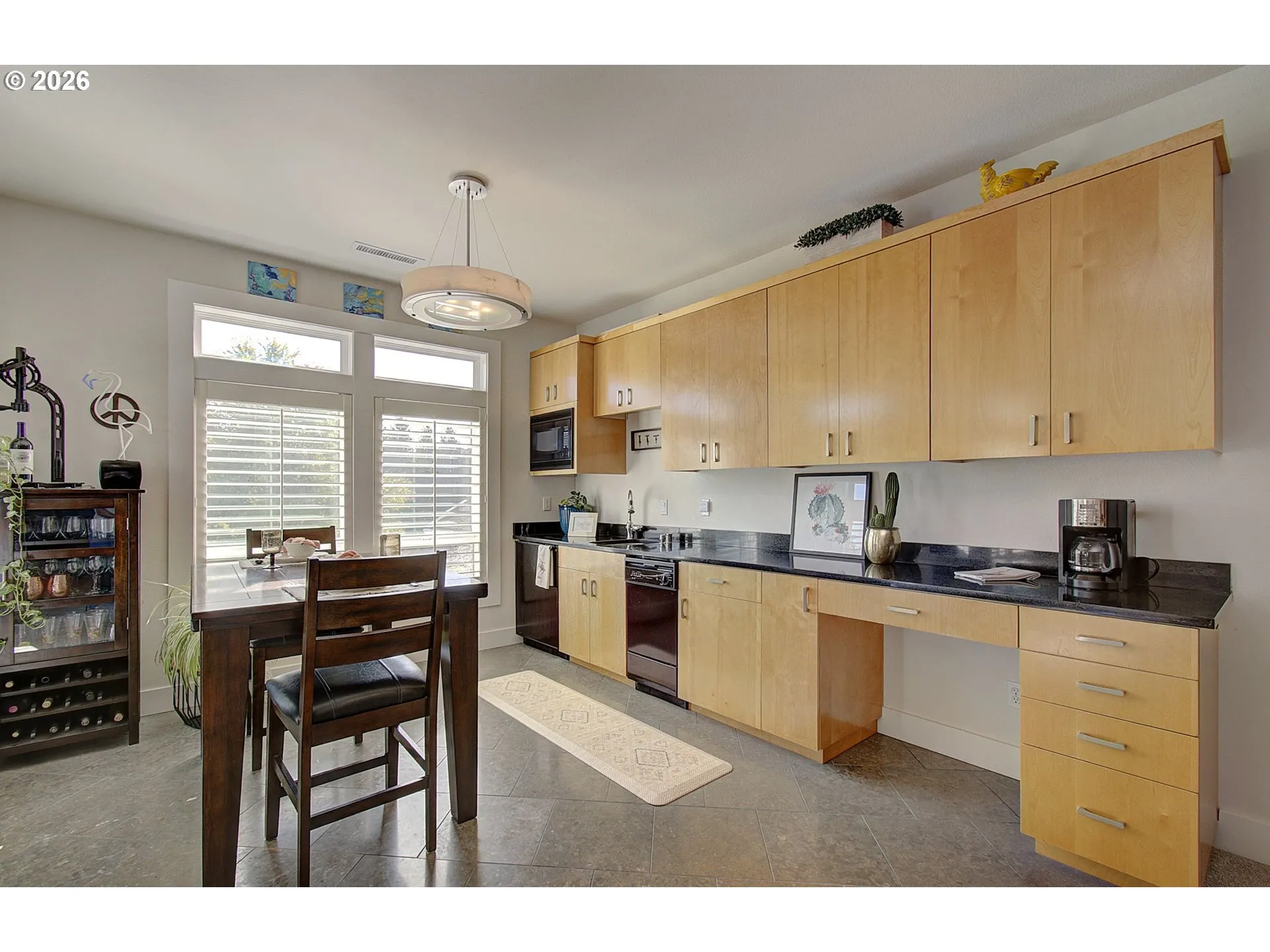Kitchen-Breakfast Bar
