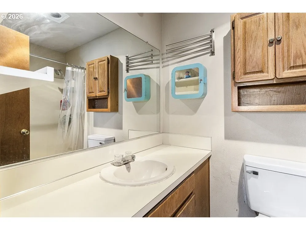 Bathroom, Attached-Upper