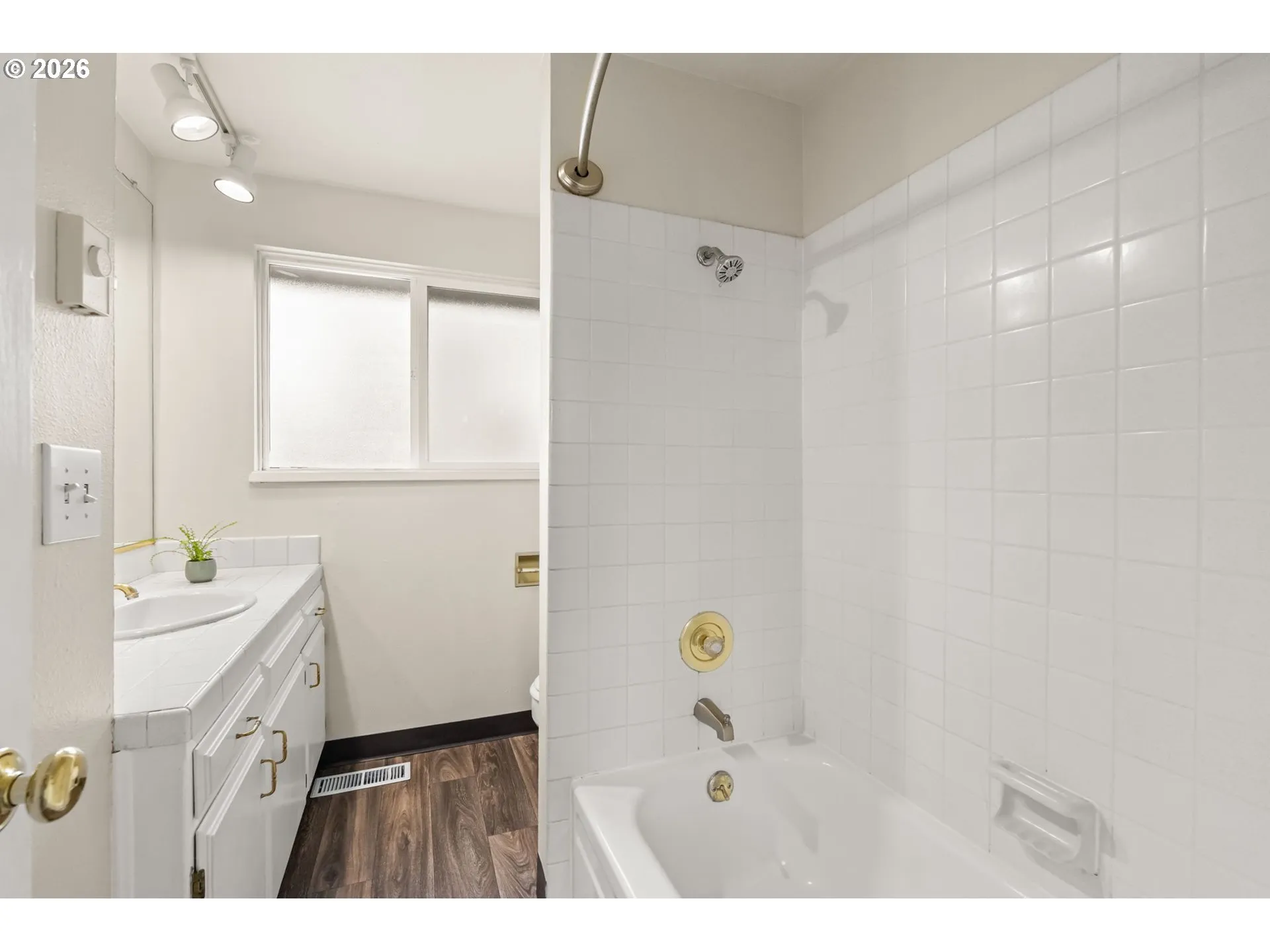 Bedroom-Full Bathroom