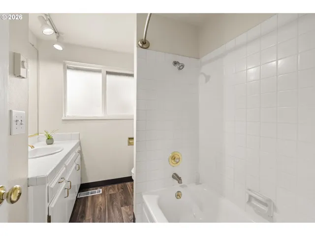 Bedroom-Full Bathroom