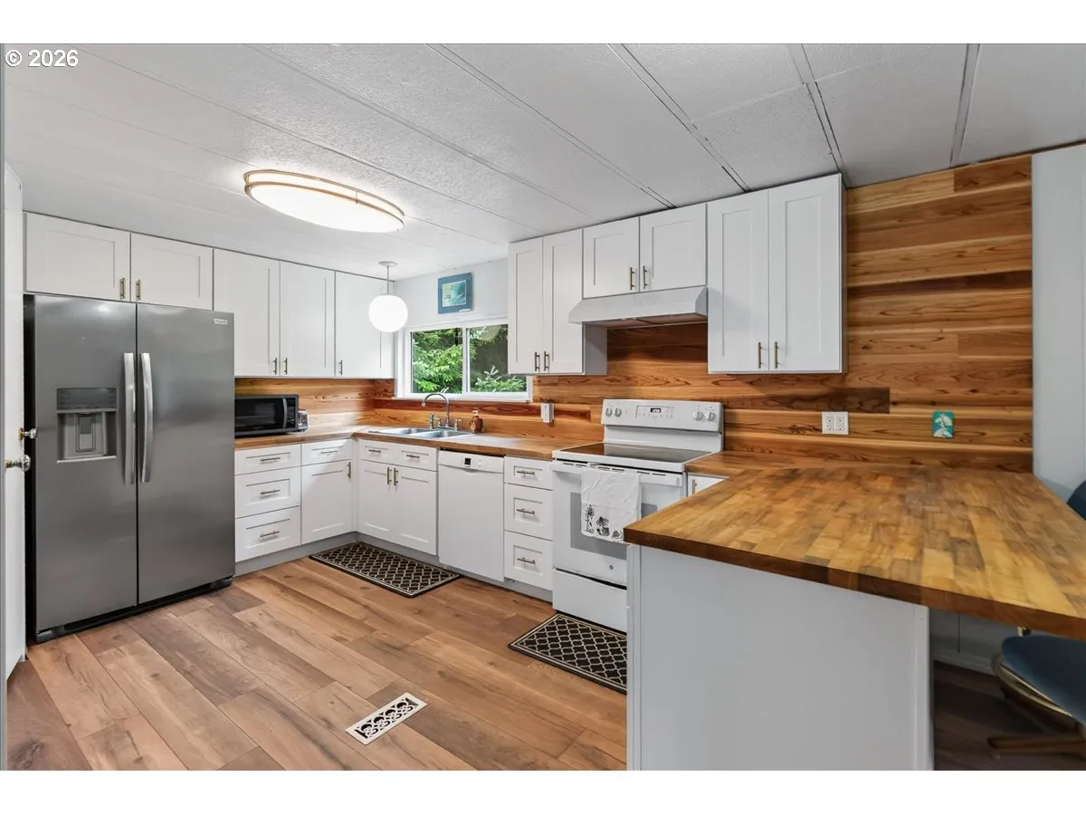 Kitchen-Breakfast Bar