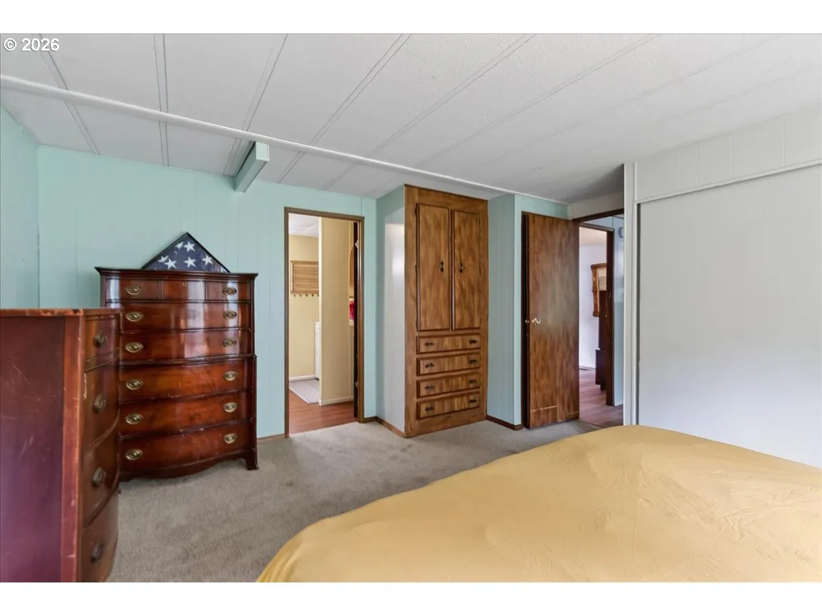 Bedroom, Primary