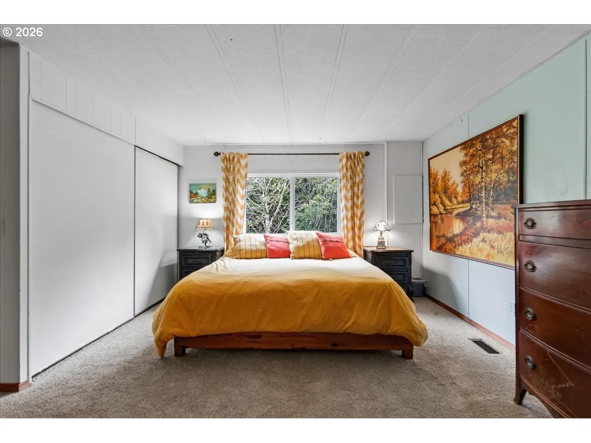 Bedroom, Primary