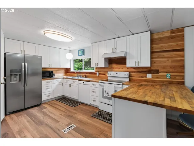 Kitchen-Breakfast Bar