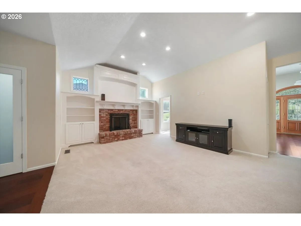 Living Room-Vaulted Ceilings