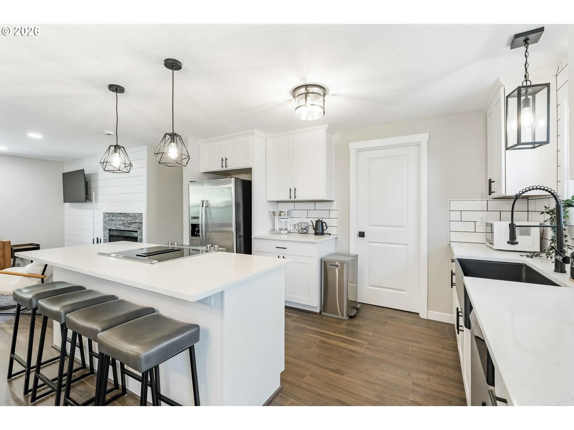 Kitchen-Breakfast Bar