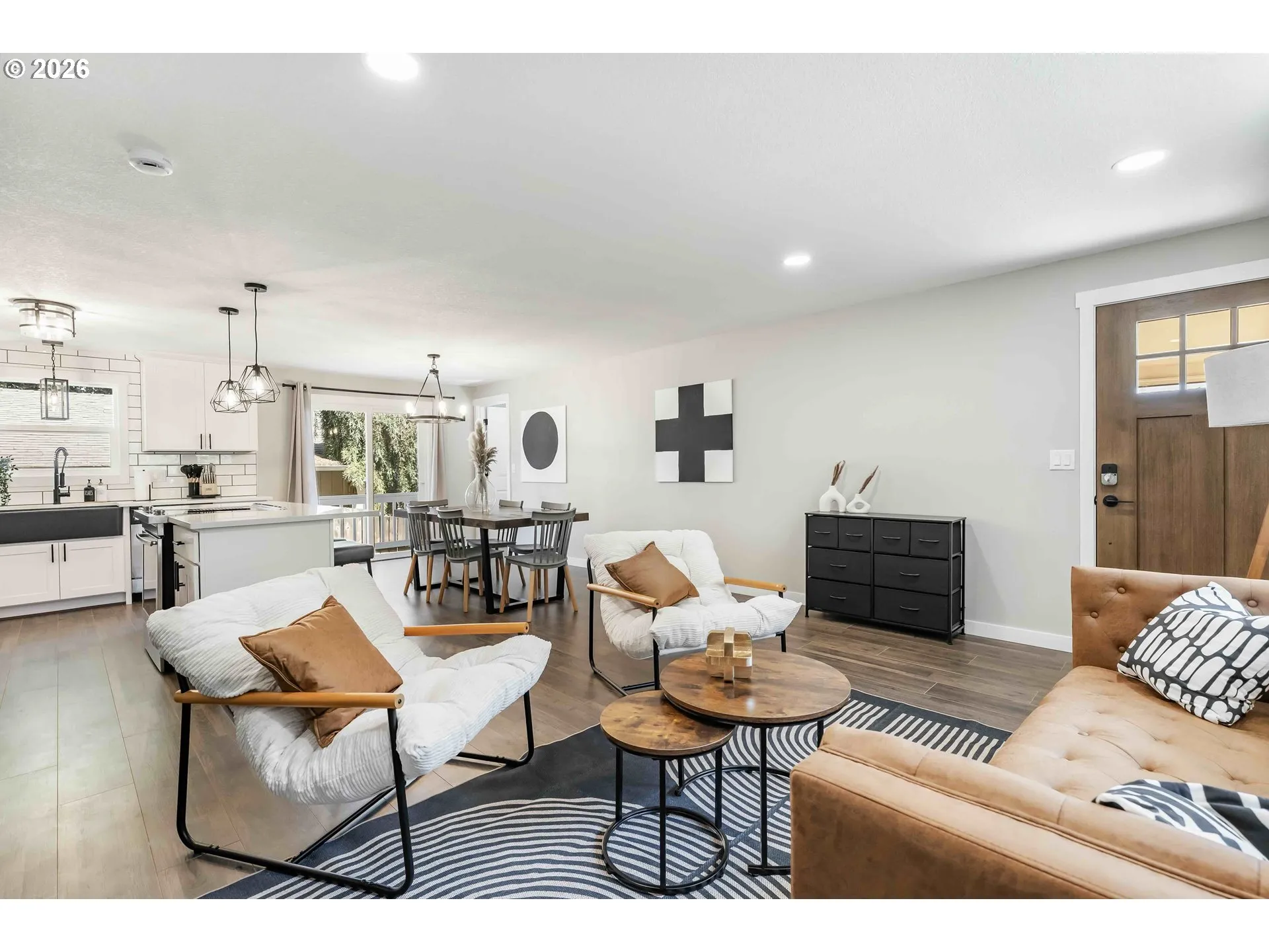 Living Room/Entrance