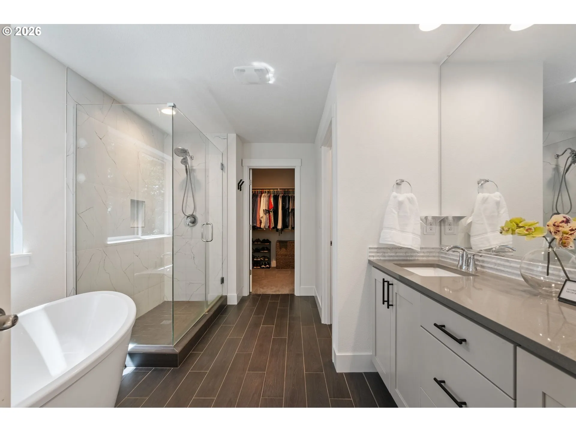 Bathroom, Attached-Walk-In Closet
