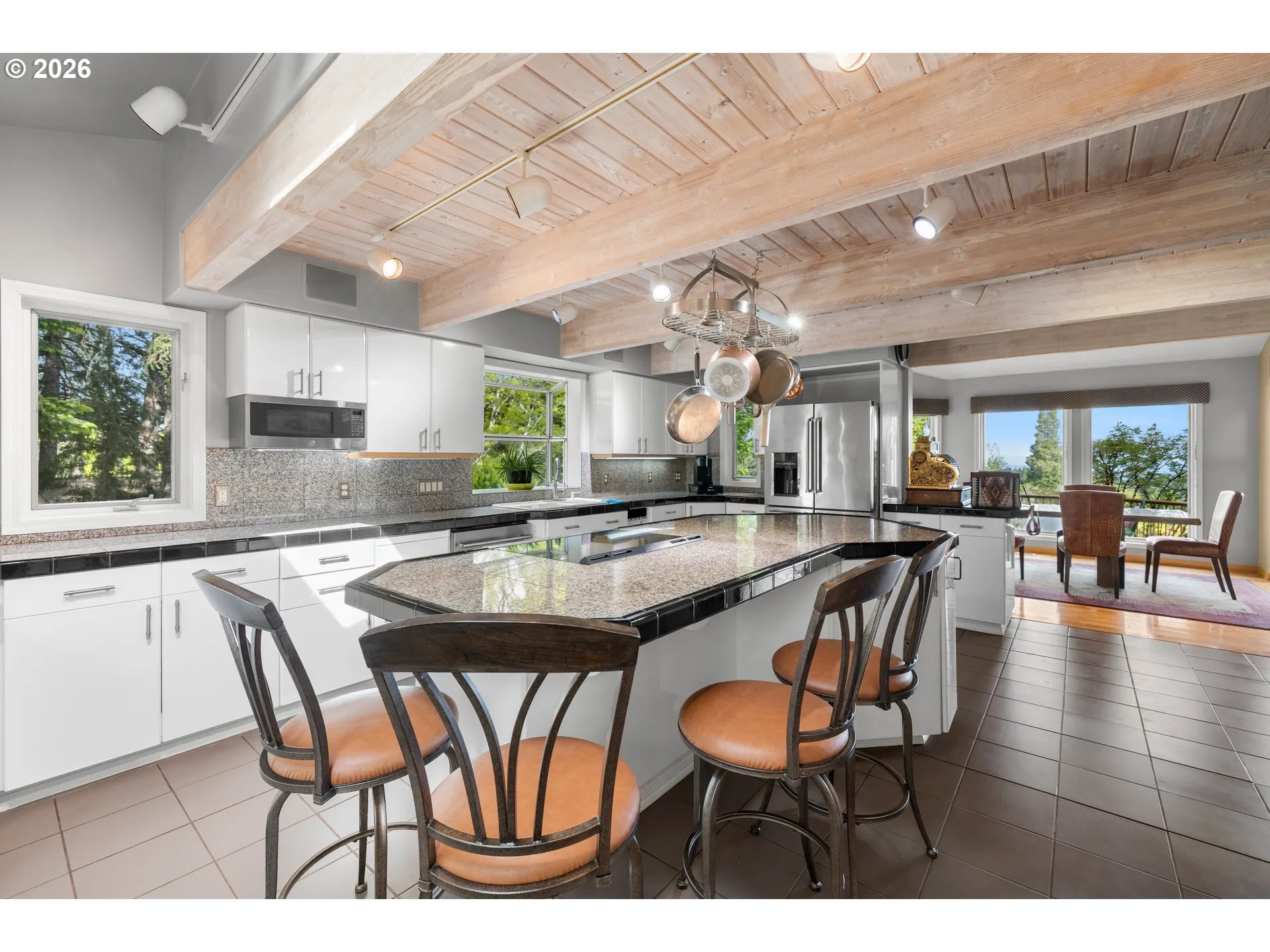Kitchen-Breakfast Bar