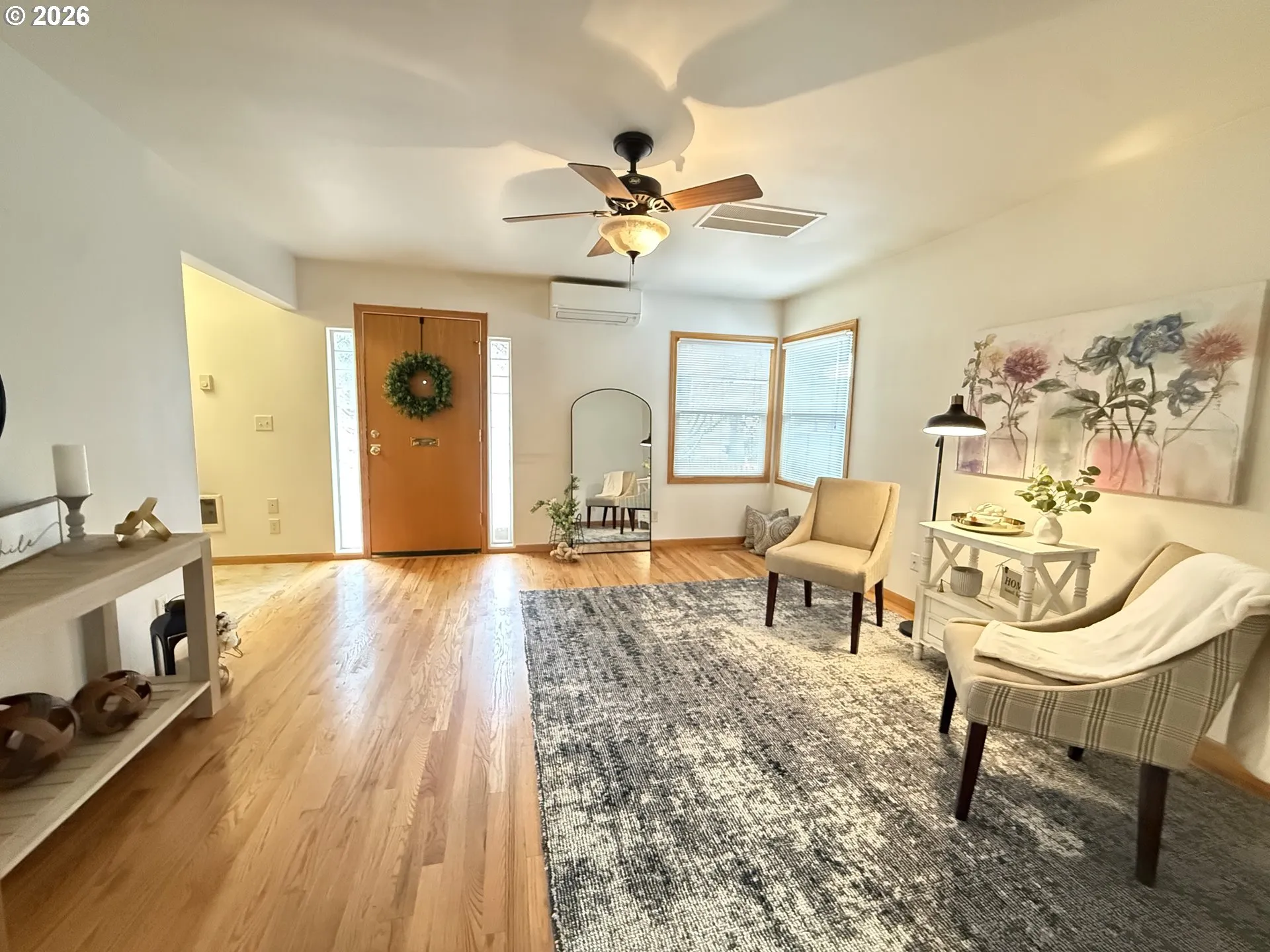 Living Room/Entrance
