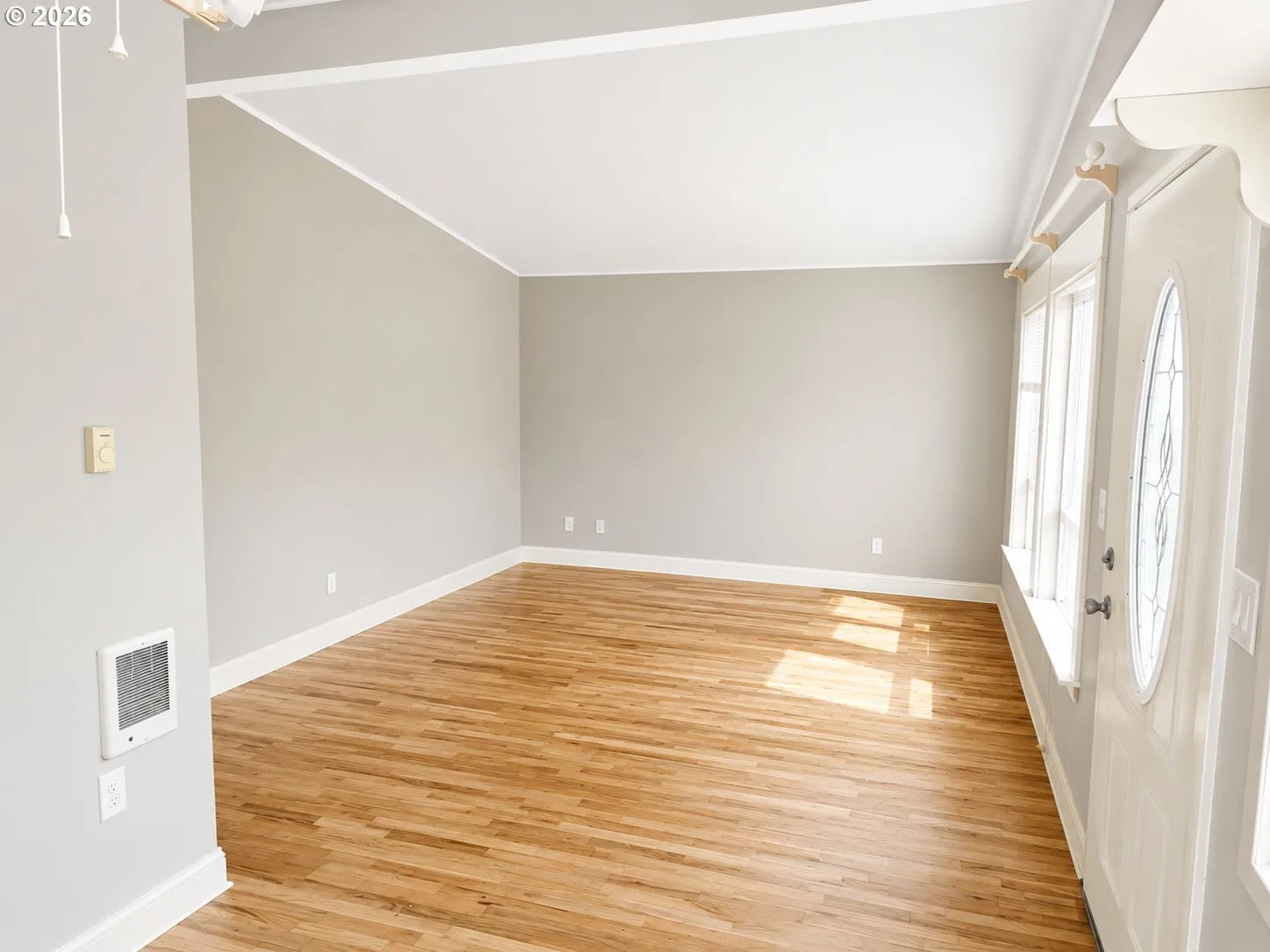 Living Room/Entrance