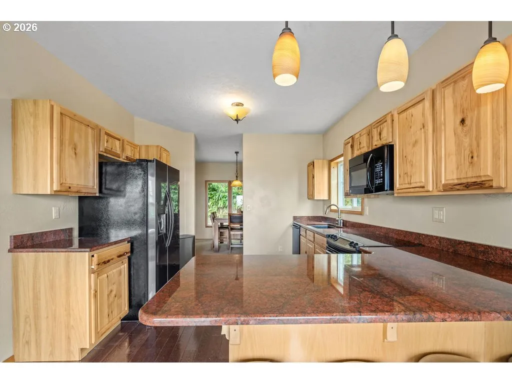 Kitchen-Breakfast Bar