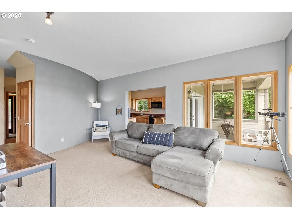 Living Room/Entrance