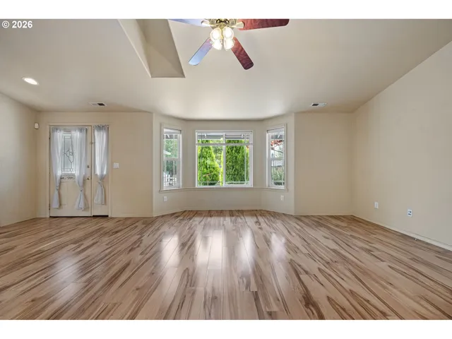 Living Room/Entrance